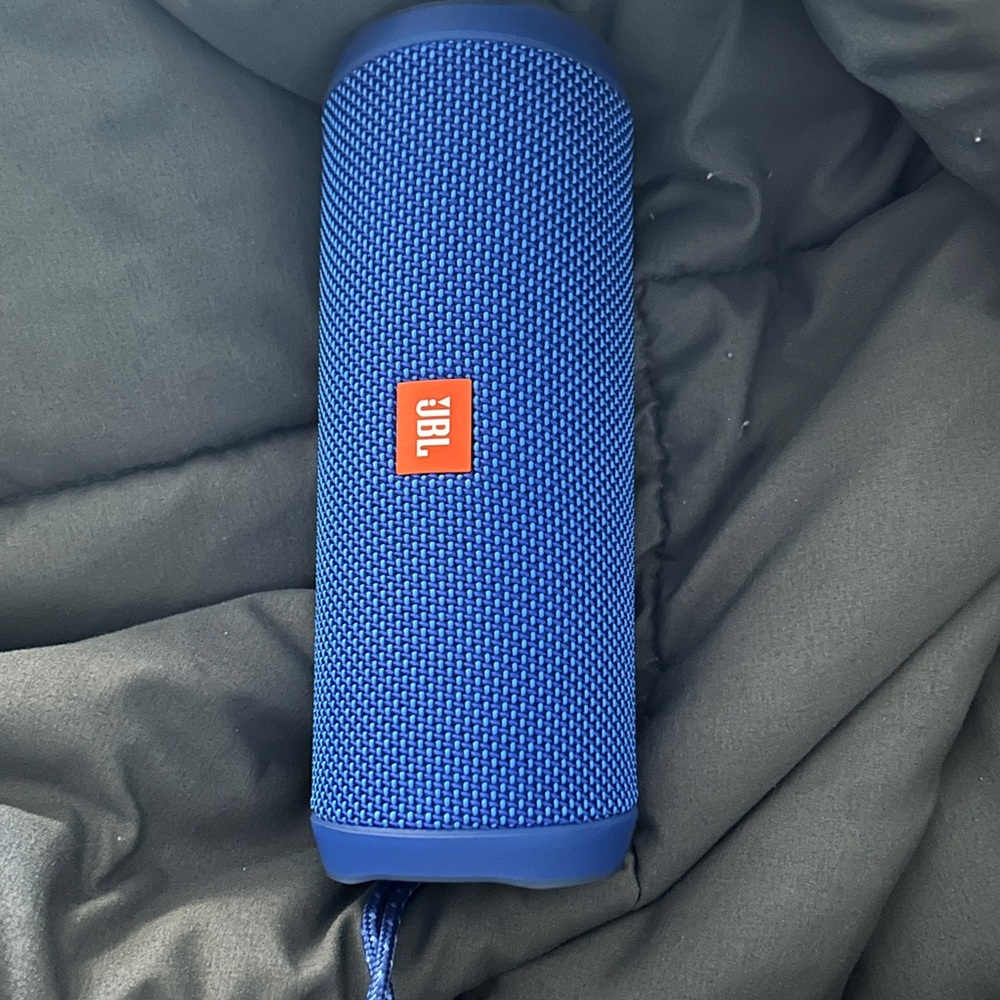 JBL 
Connectivity: Bluetooth
Bass Boost, Waterproof, Built In Microphone